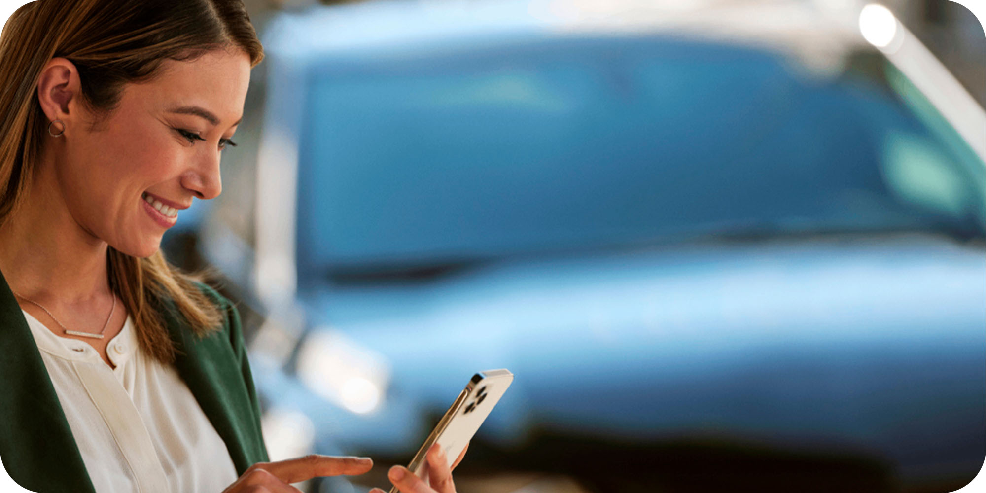 Mujer usando MyChevrolet App Chevrolet